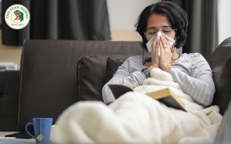 Diễn biến và cơ chế sinh lý của các triệu chứng trong cảm lạnh thông thường và cúm