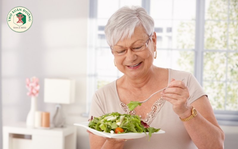 Dinh dưỡng là gì và tại sao nó quan trọng đối với người lớn tuổi?